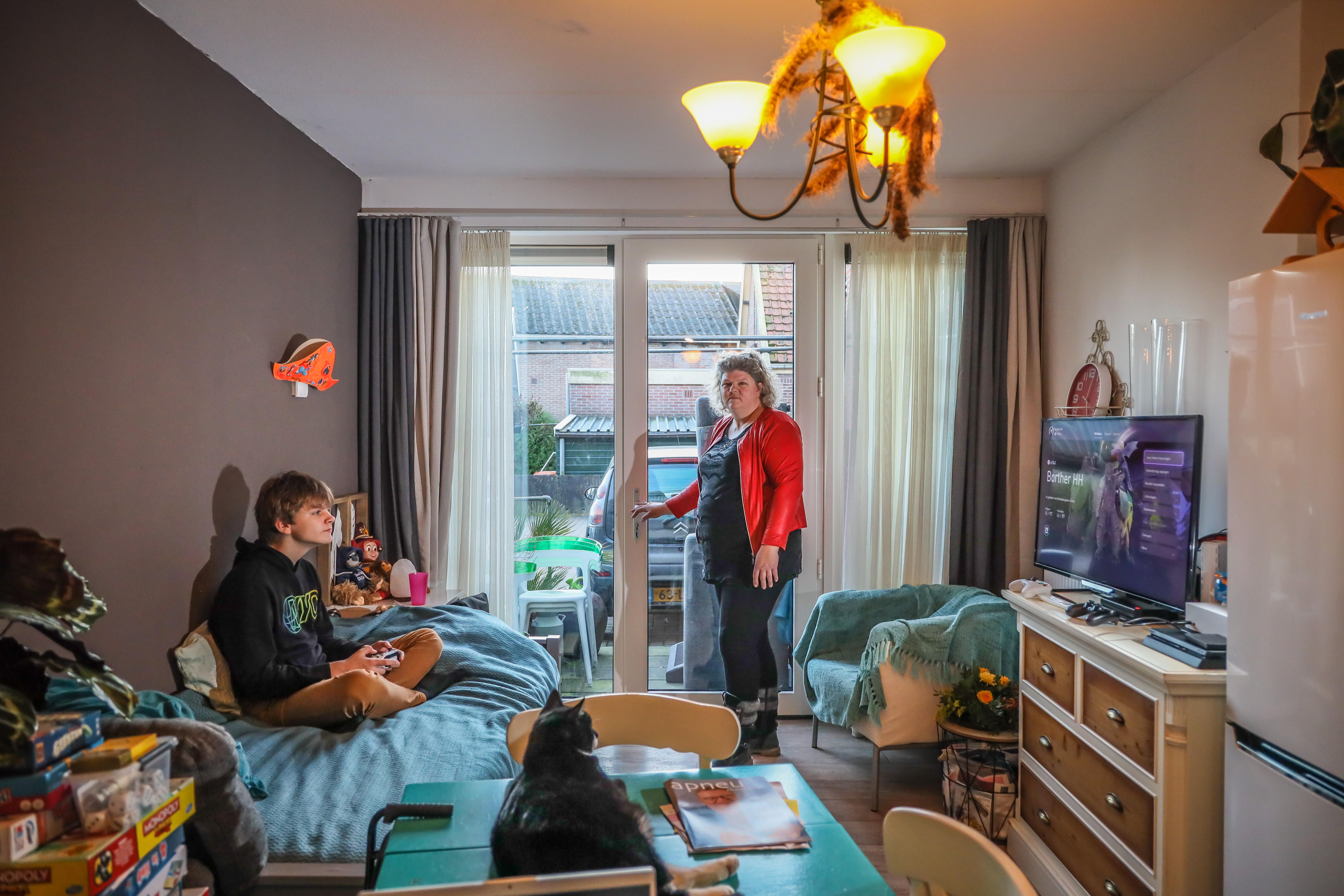 Cora woont met zoon Tim (13) noodgedwongen in kleine eenkamerwoning; ’Dat je je eigen kind geen eige